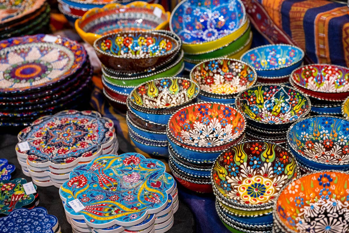 Import Corner - Wholesale Bowl - 39610: 10" ROUND CERAMIC EMBOSSED BOWL4