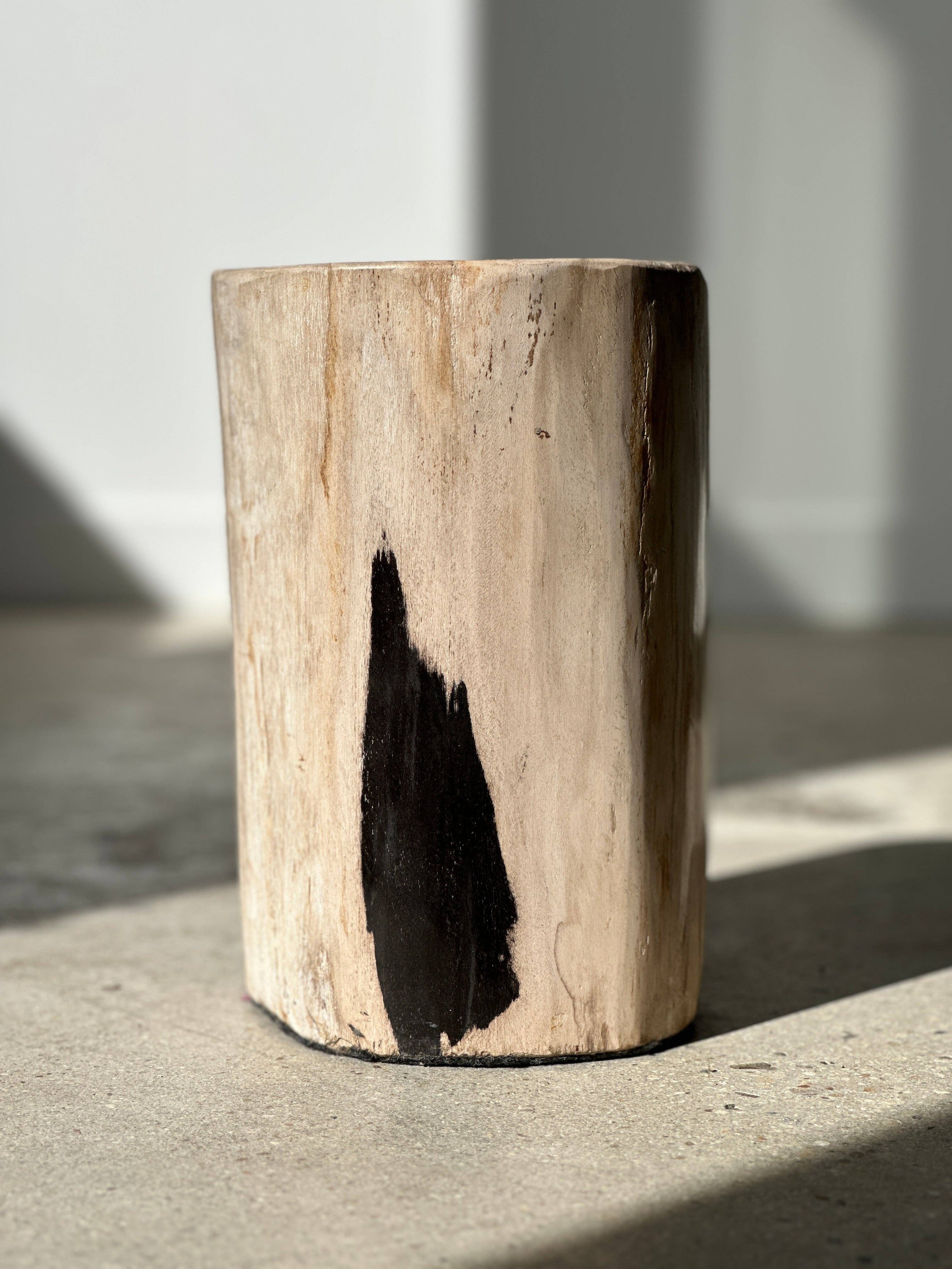 Office Objets - Wholesale Side Table - White petrified wood side table with black spots H:27.5 D:1819