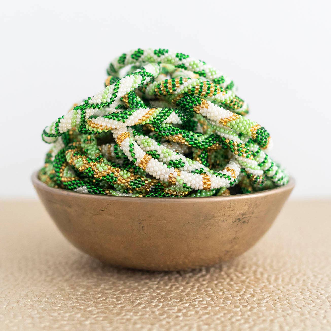 Aid Through Trade – Großhandel Schmucksets – Glücksbringer St. Patrick's Day Original Roll-On® Armbänder1