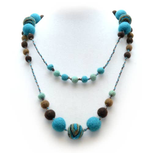 Collier en feutre de laine Jupiter feutré à la main en marron et bleu pour la vente par Erik & Mike