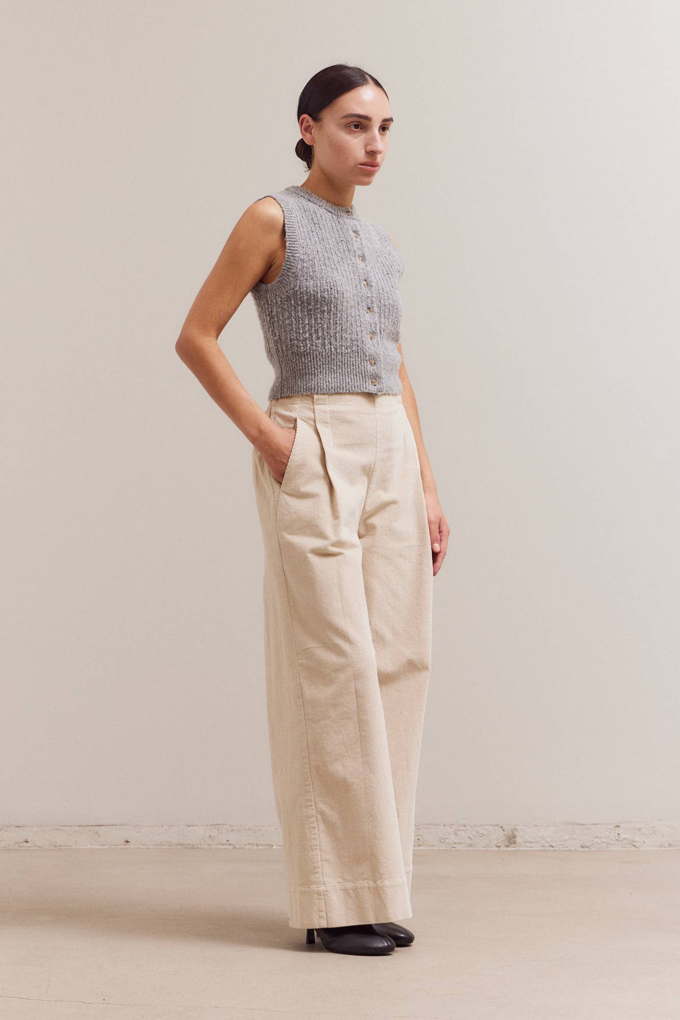 Grade & Gather – Großhandel Strickoberteil – Damen – 42056 - GEFÜTTERTES ÄRMELLOSES HEMD MIT KNÖPFEN8