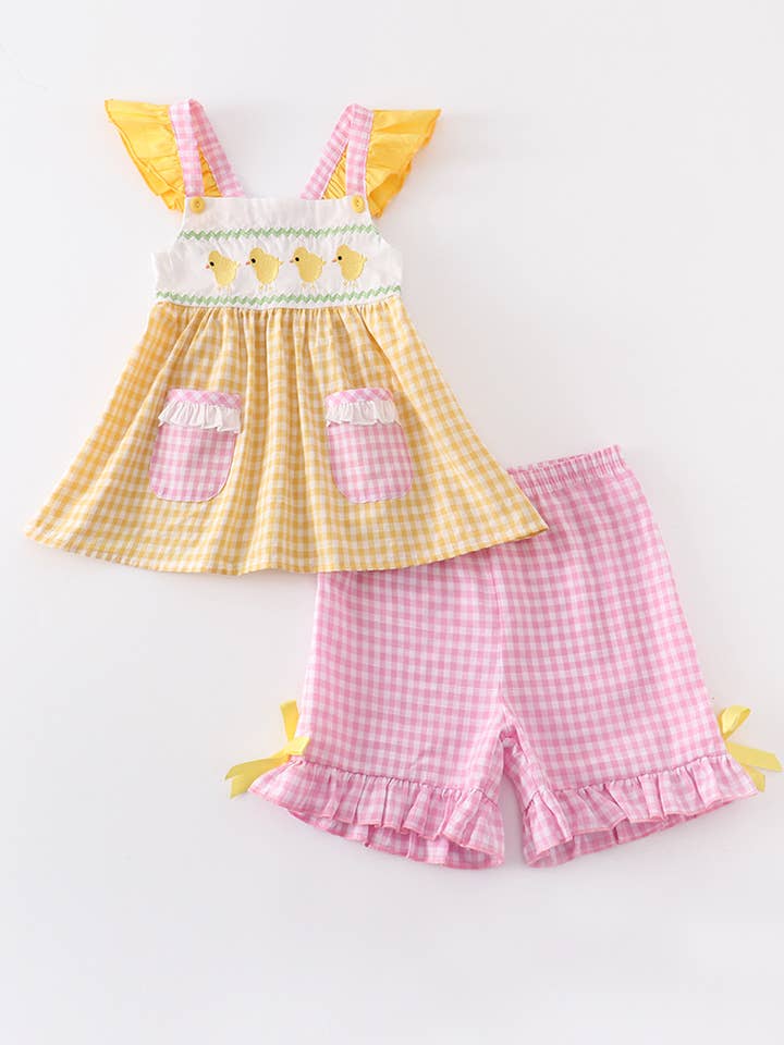 Conjunto de Niña con Aplique de Pollo a Cuadros Amarillos y Volantes para venta al por mayor de Rylee Faith Designs