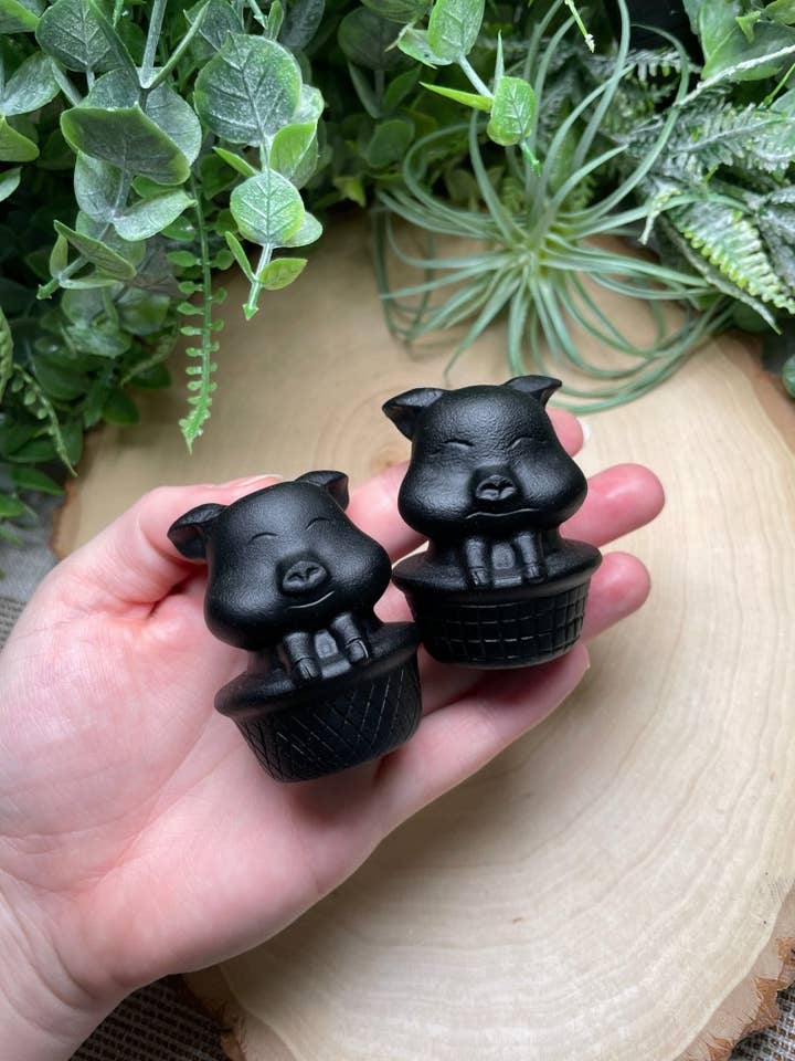 Maiale di ossidiana in un cestino per la vendita all'ingrosso da parte di Copper Ashes