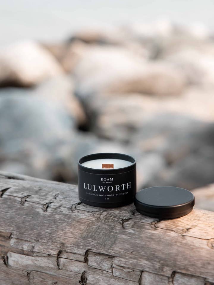 Vela de viaje Lulworth, 4 onzas, pachulí, lirio y sándalo para venta al por mayor de ROAM The Brand