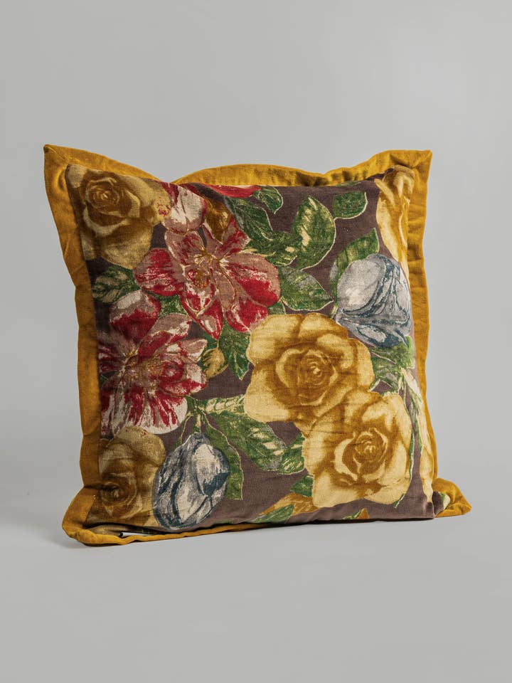 Guldrød fløjlspude med fyld for engroshandel hos Atolia Designs