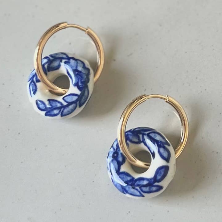 Boucles d'oreilles faites à la main, perle en céramique sur cerceau Huggie doré pour la vente par Ethereal Clay
