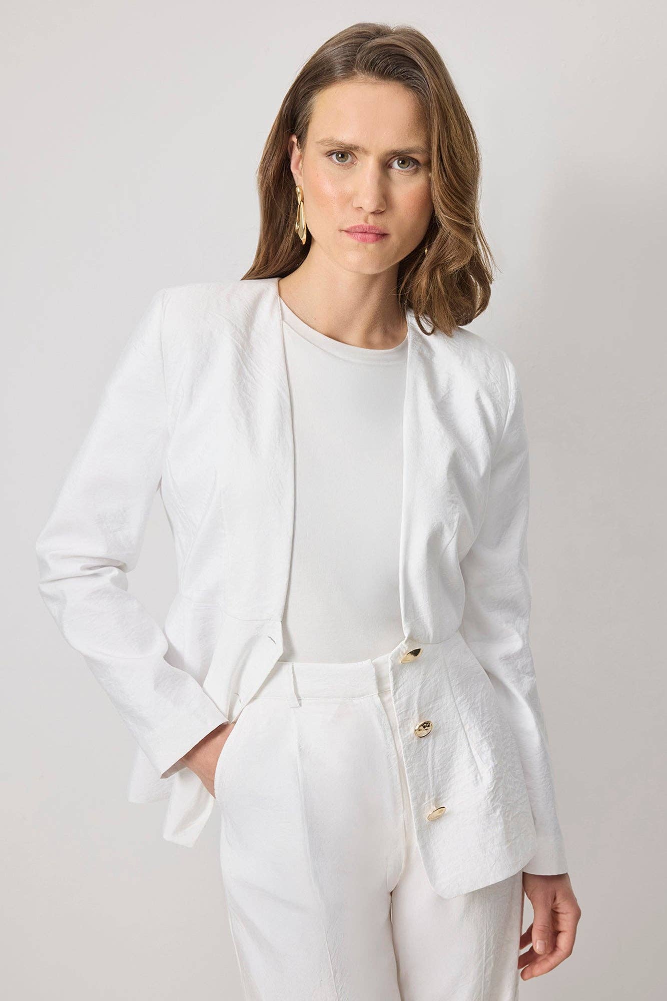 Hvid FIGURSYET BLAZER I CUPRO-LOOK MED DETALJER I GULDKNAPPER for engroshandel på Faire2