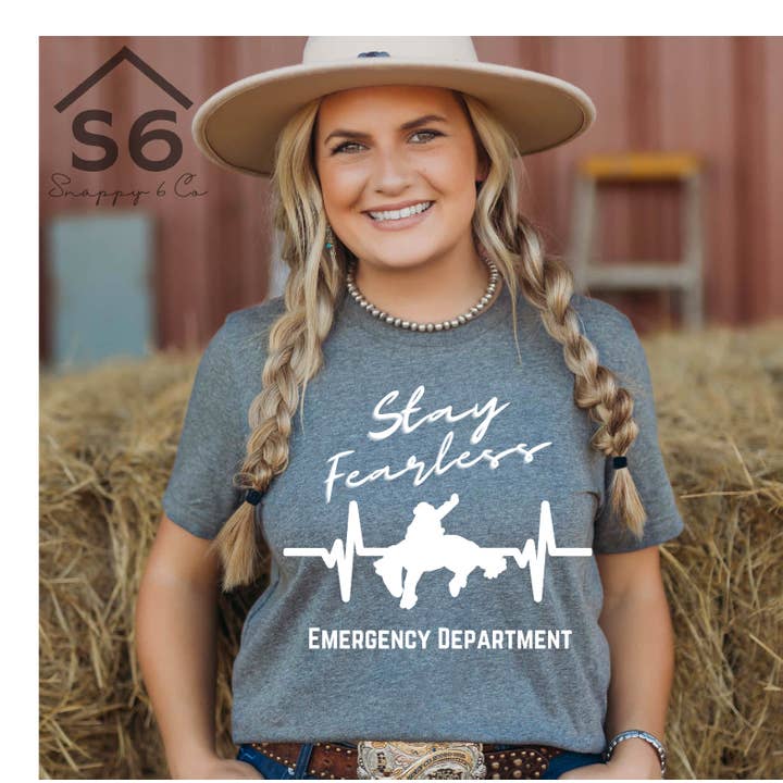 Transfert sérigraphié blanc du service des urgences de Stay Fearless M-12 pour la vente par Snappy 6 Co