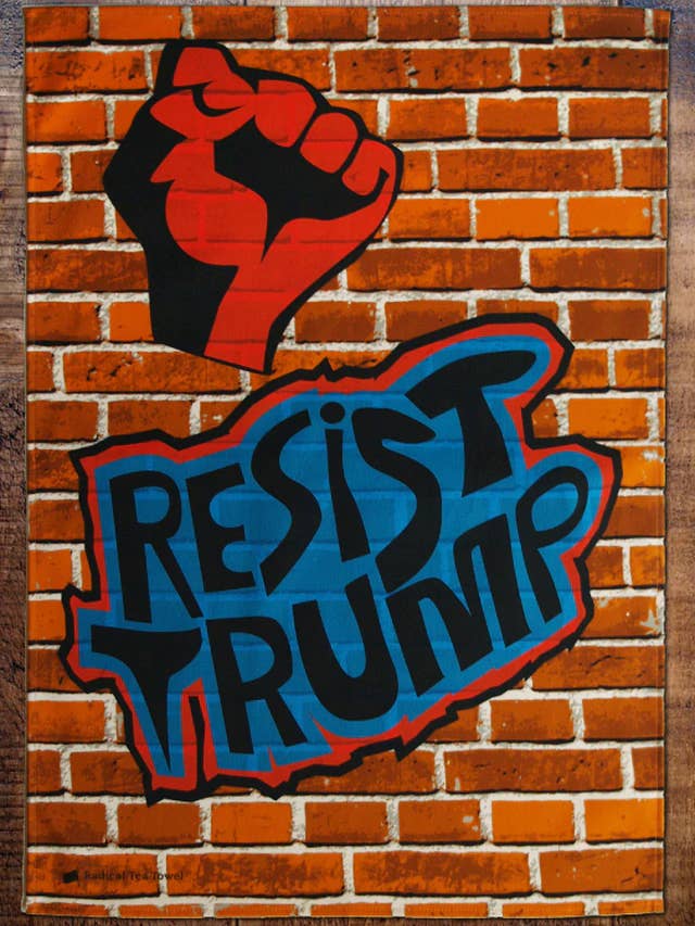 Torchon Resist Trump pour la vente par Radical Tea Towel North America
