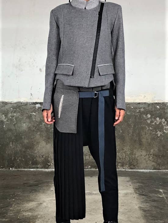 FW2022-P33: GEKREUZTE HOSE MIT HALBEM ROCK für den Großhandel von Txell Miras