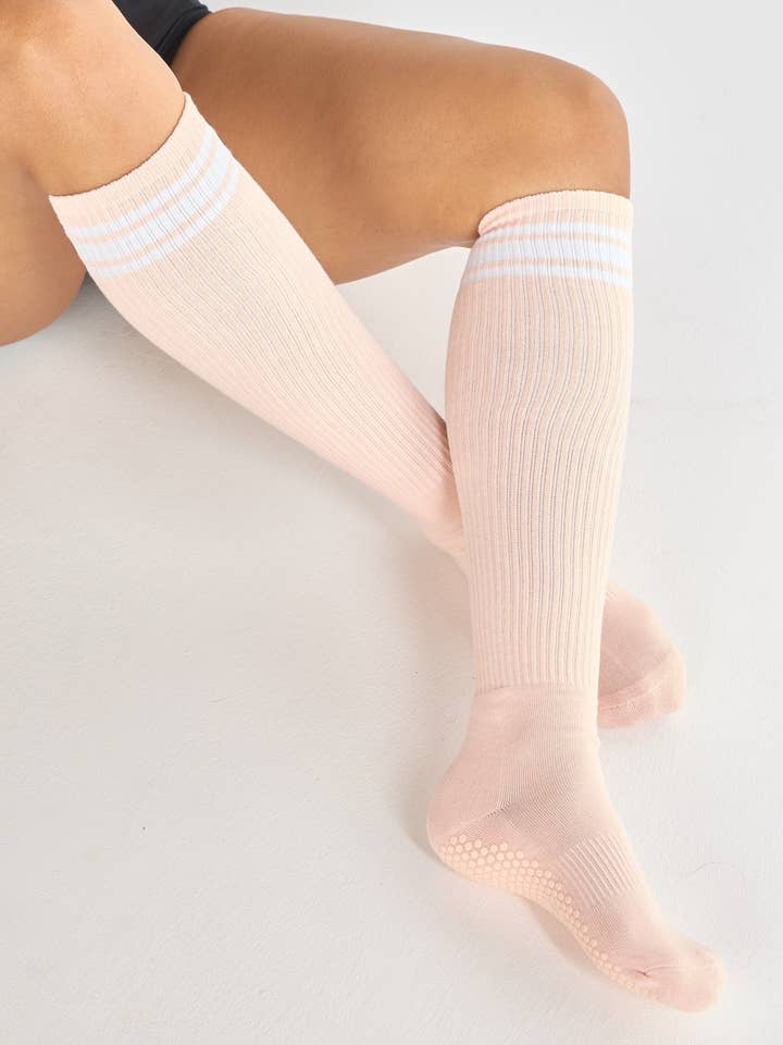 La Chaussette de Préhension Montante au Genou pour la vente par LUCKY HONEY