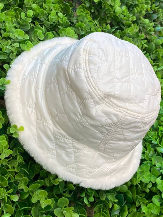 TH-0452-6 QUILTAD PU LÄDER HINK HATT OFF WHITE för wholesale av Ellison