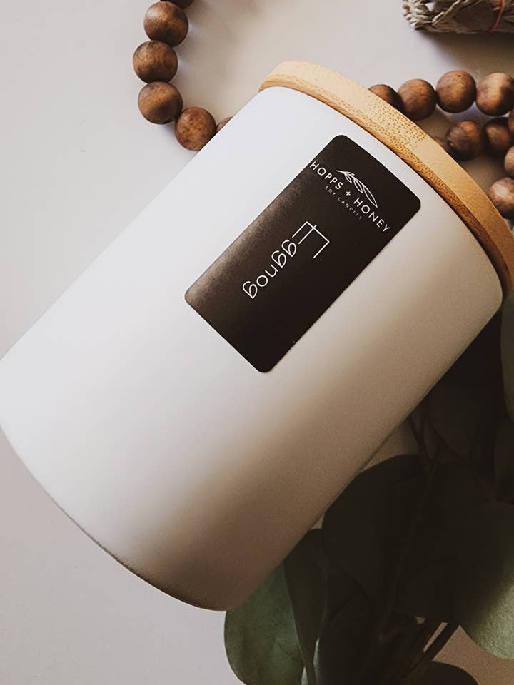 Bougie moderne à la cire de soja parfum eggnog pour la vente par Hopps and Honey