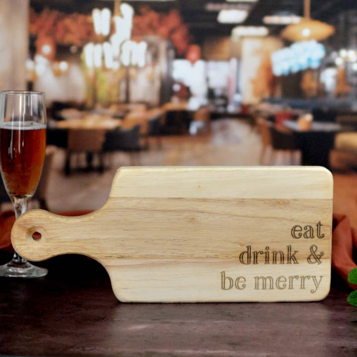 Mangez, buvez et soyez joyeux : charcuterie ou plateau de fromages pour la vente par Blue Studio Creative