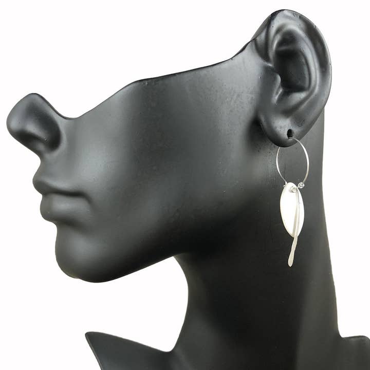 Kerstballen Oorbel - Parelmoer Markies voor wholesale door Leah Sturgis Jewelry Art