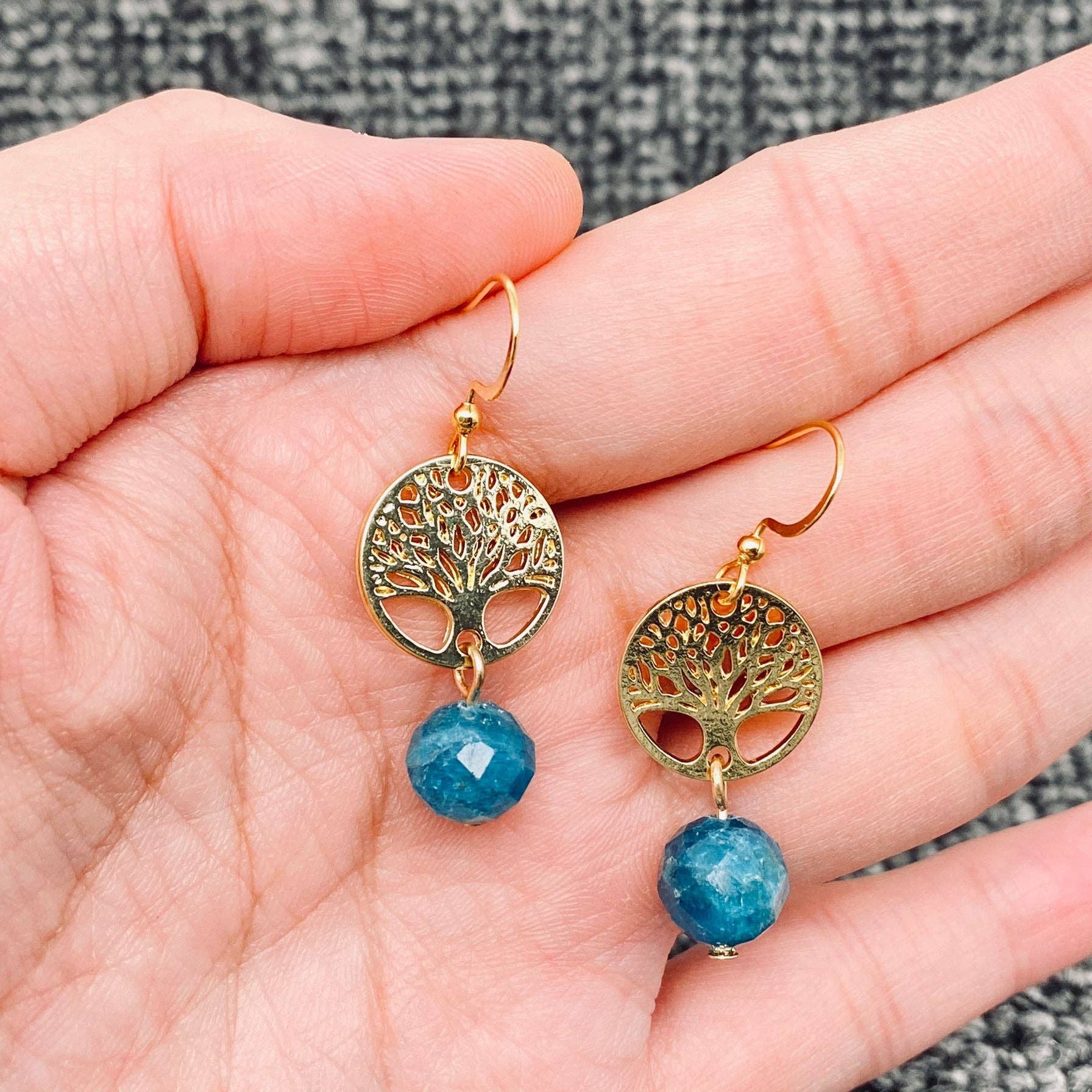 Mio Queena – Engroshandel Hængeøreringe og creoløreringe – Apatitperler Livets Træ Charm Øreringe med krog - CS0