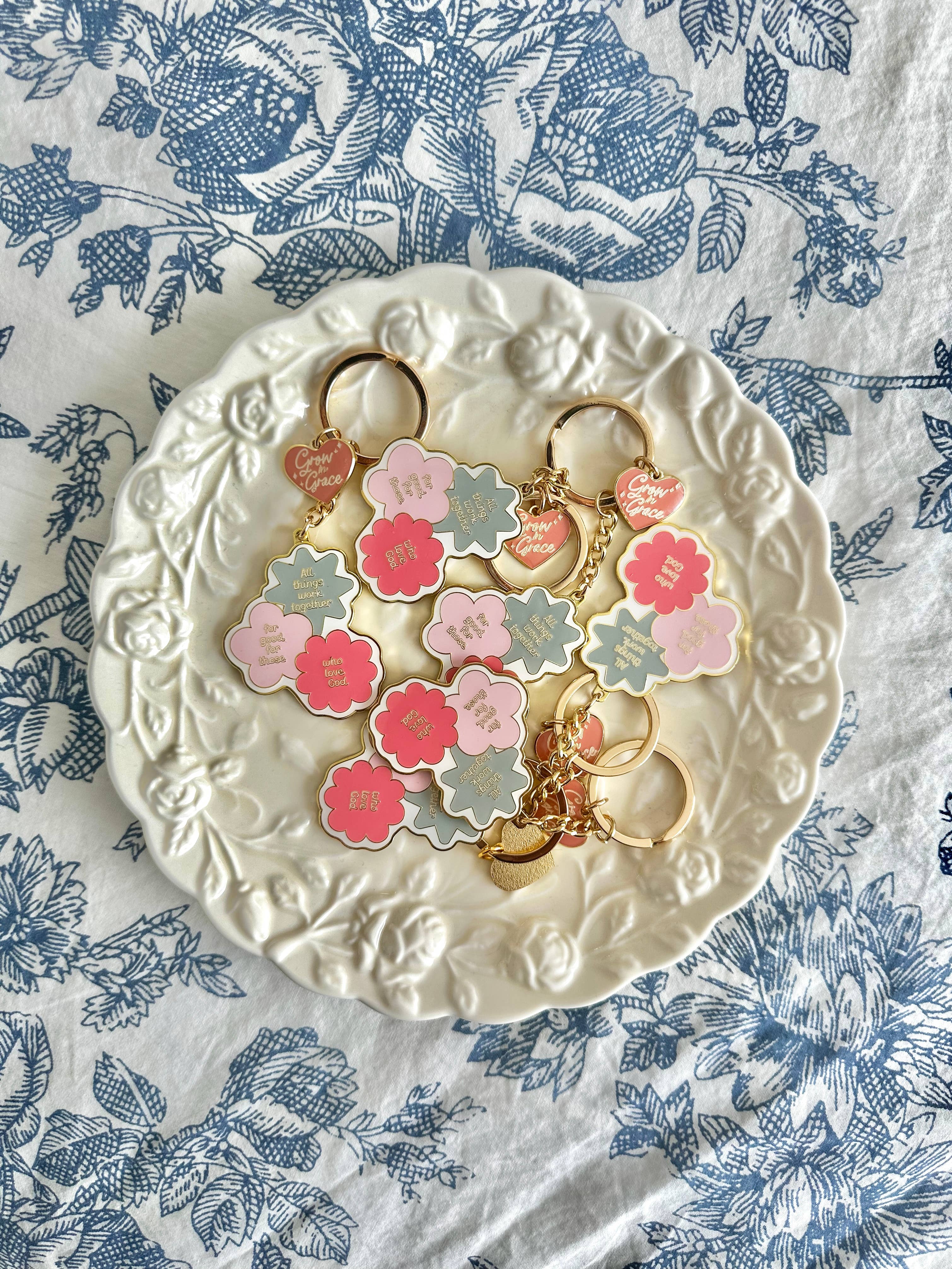 Grow in Grace - Vente Porte-clés – femme - Porte-clés verset biblique Romains 8:28, cadeau chrétien Grow in Grace1