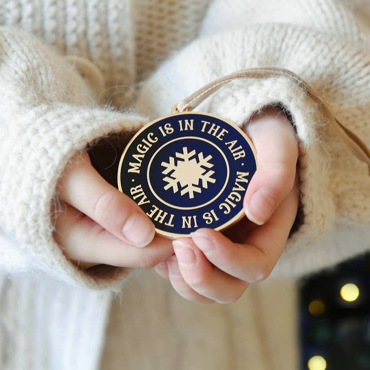 Magic Is In The Air, decorazione smaltata per albero di Natale per la vendita all'ingrosso da parte di Clara and Macy