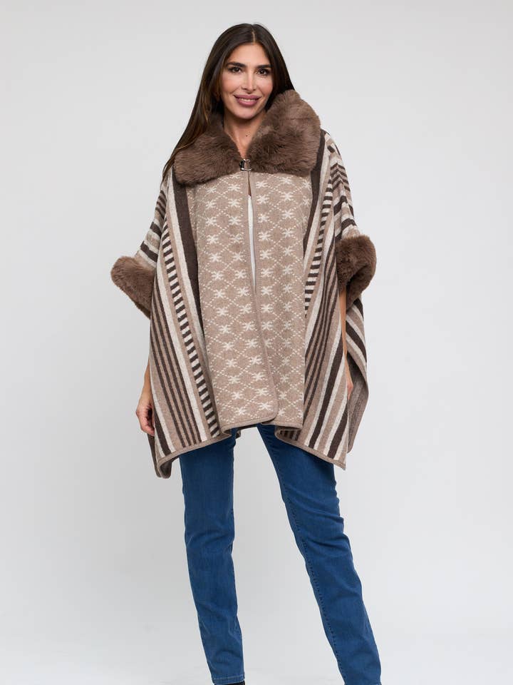 Stribet kappe med pelskrave. Lukning øverst for engroshandel hos Julie d orleac