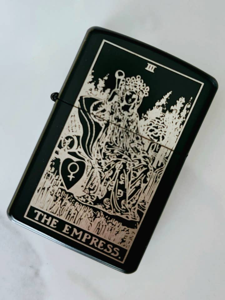 Mechero Empress Tarot grabado en metal con tapa abatible y resistente al viento para venta al por mayor de Three Witches Tea Shop