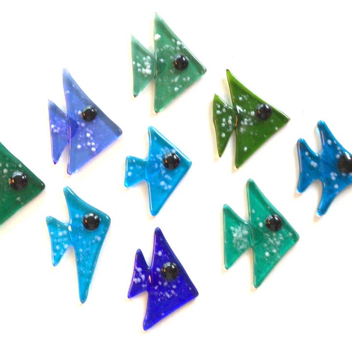 Tons variados de azuis, azul-petróleo e verdes. Enfeites de peixe para venda a revendedores na Faire5