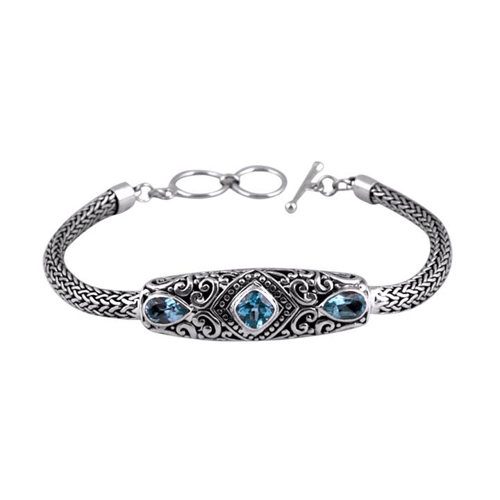 Armband aus Sterlingsilber mit Blautopas und Knebelverschluss – Kamaron Bali für den Großhandel von Kamaron Bali