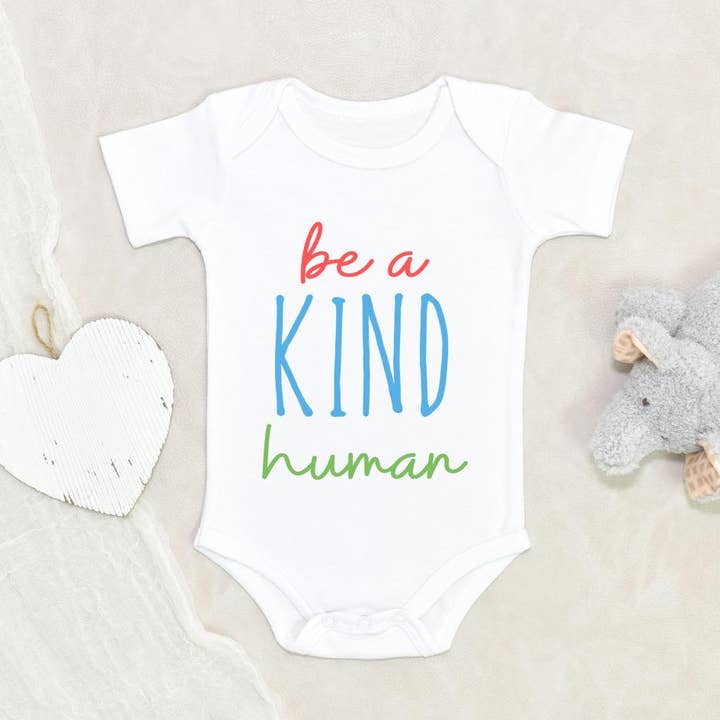 Onesie unisexe Spread Kindness - Combinaison minimaliste pour bébé pour la vente par NewBabyWishes