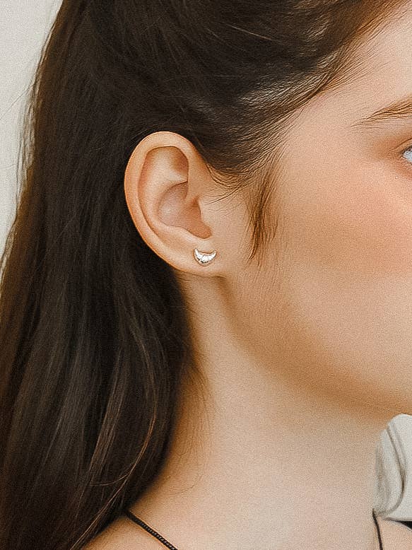 Flânerie by MAIQ - Wholesale Stud/Post Earrings - Gaëlle 18K Gold Petite Croissant Stud2