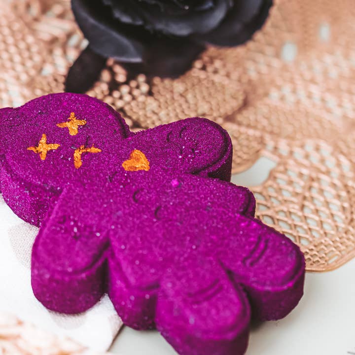 VooDame Voodoo Doll Vegansk badebombe for engroshandel hos Pure Poetry Cosmetics