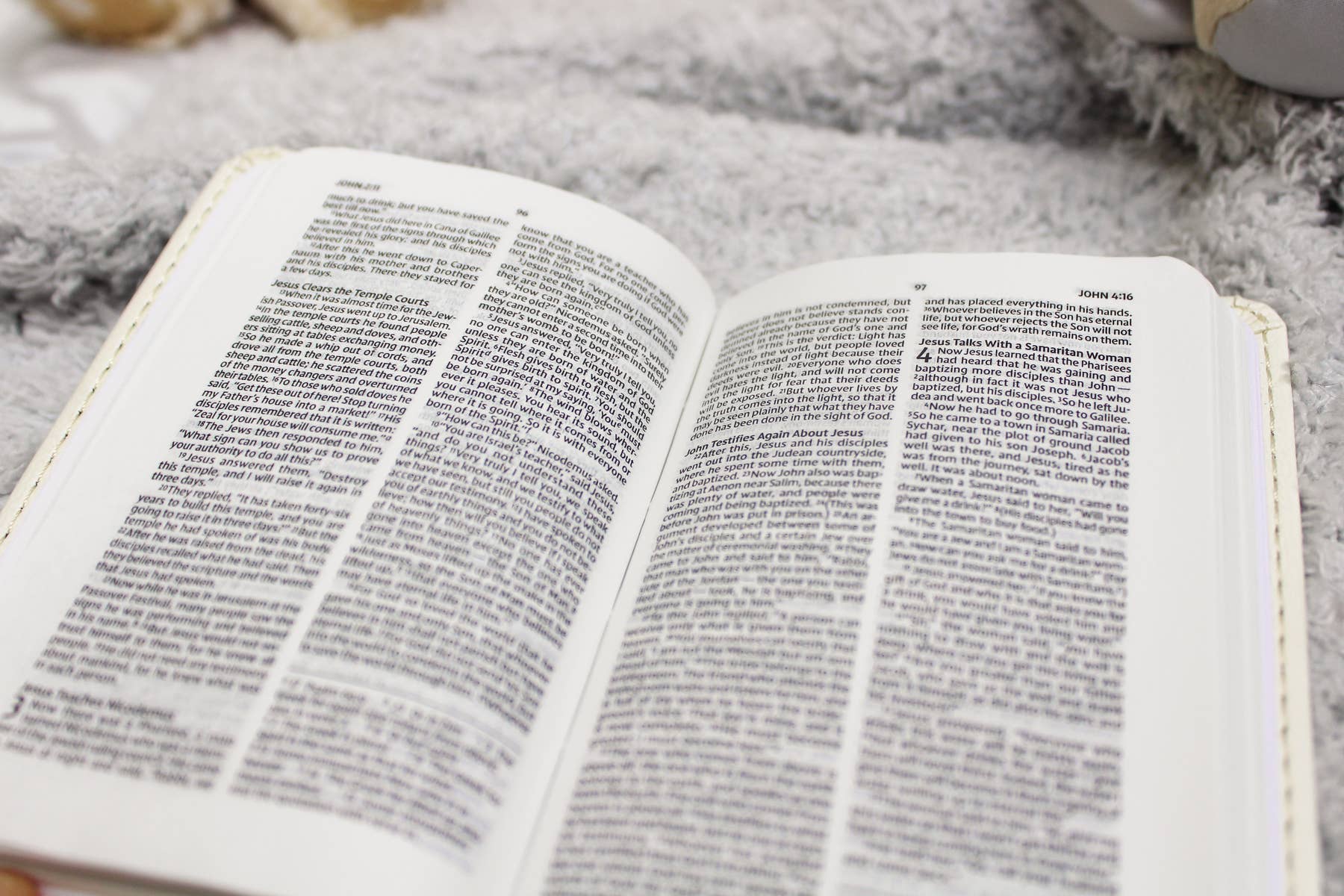 HarperCollins Christian Publishing - Wholesale Religion - NIV Tiny Testament Bible New Testament Leathersoft White5