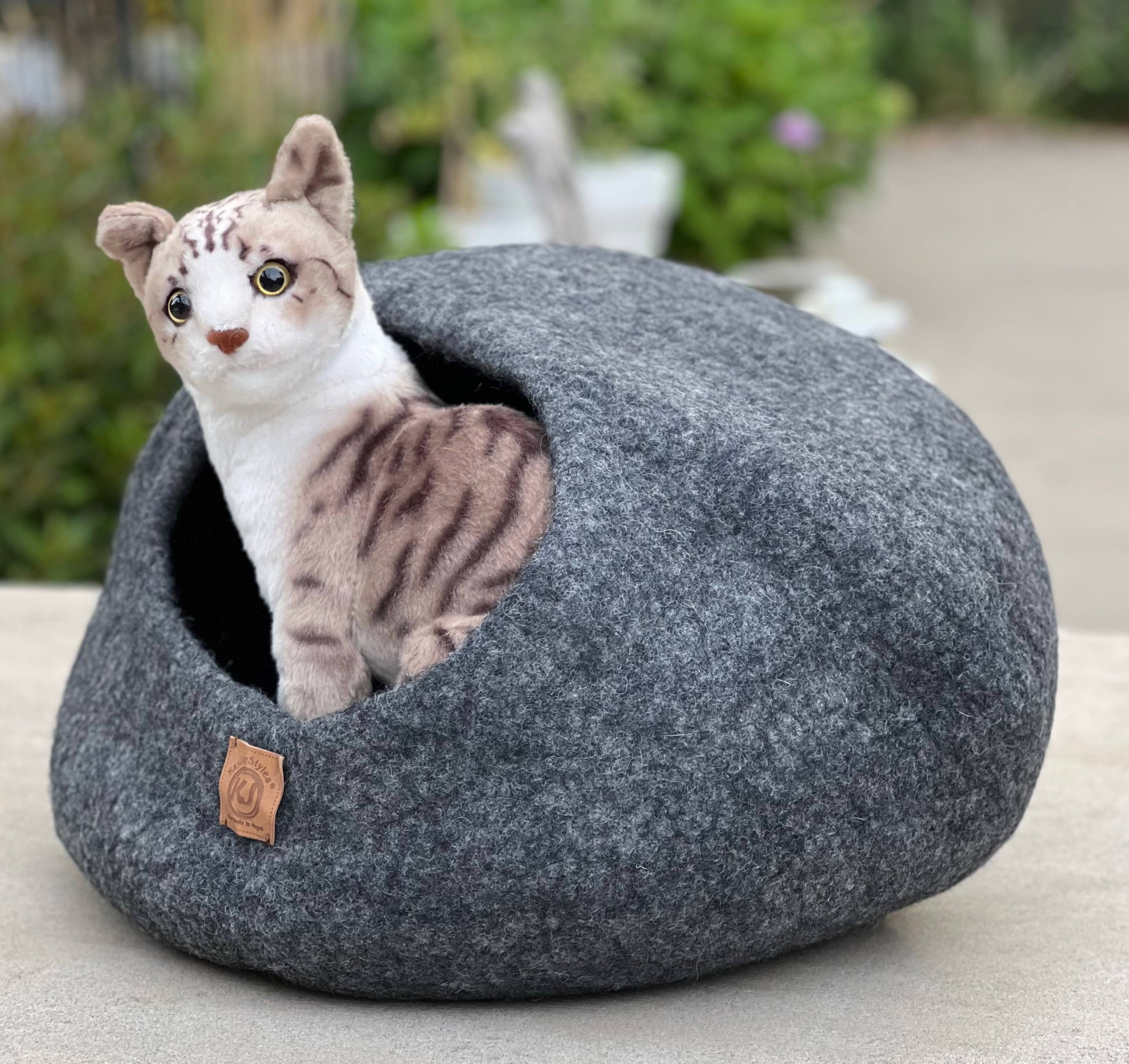 Lungta Imports - Wholesale Pet Cave - Cat/Dog - Hand Made Felt Wool Cat Cave / Cat Bed / Warm Cat House (Cop25