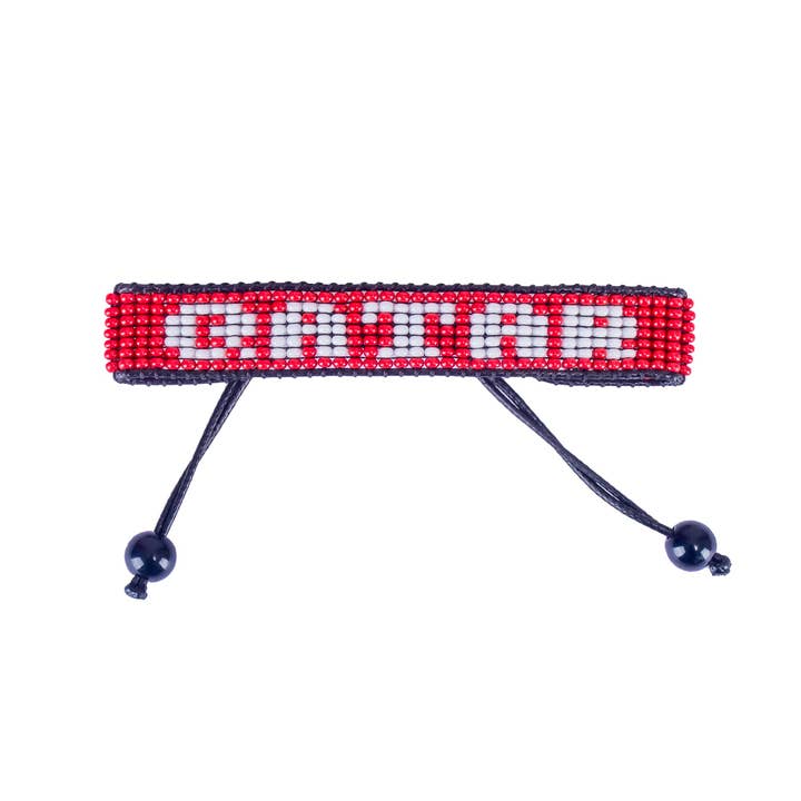 Bracelet en perles avec drapeau du Qatar – Bracelet bohème ajustable fait main | Équipement de fan de football | Soutenez l'équipe du Qatar | Cadeau pour hommes et femmes | Inspiré de la Coupe du Monde 2026 pour la vente par Fahari Luxury