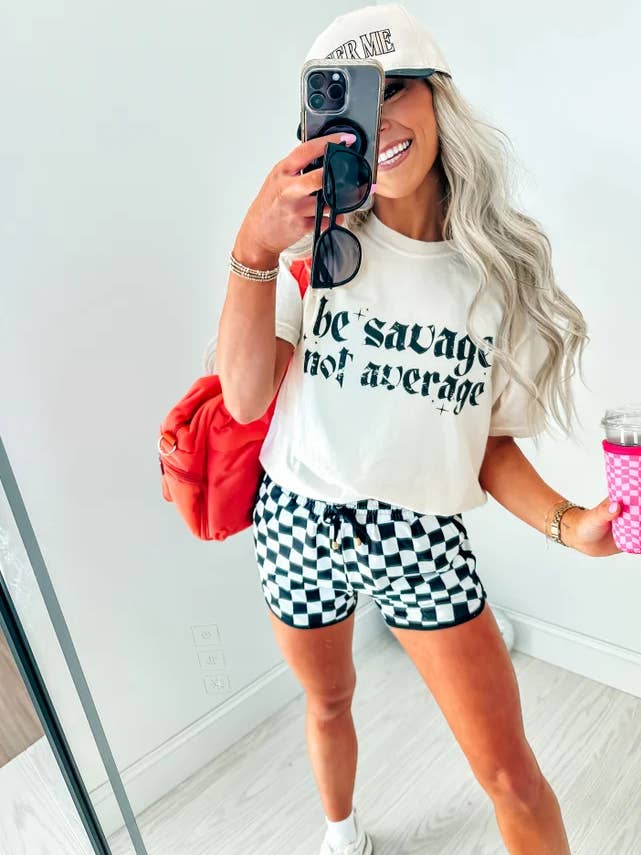 Maglietta grafica avorio a maniche corte "Be Savage Not Average" per la vendita all'ingrosso da parte di birdie