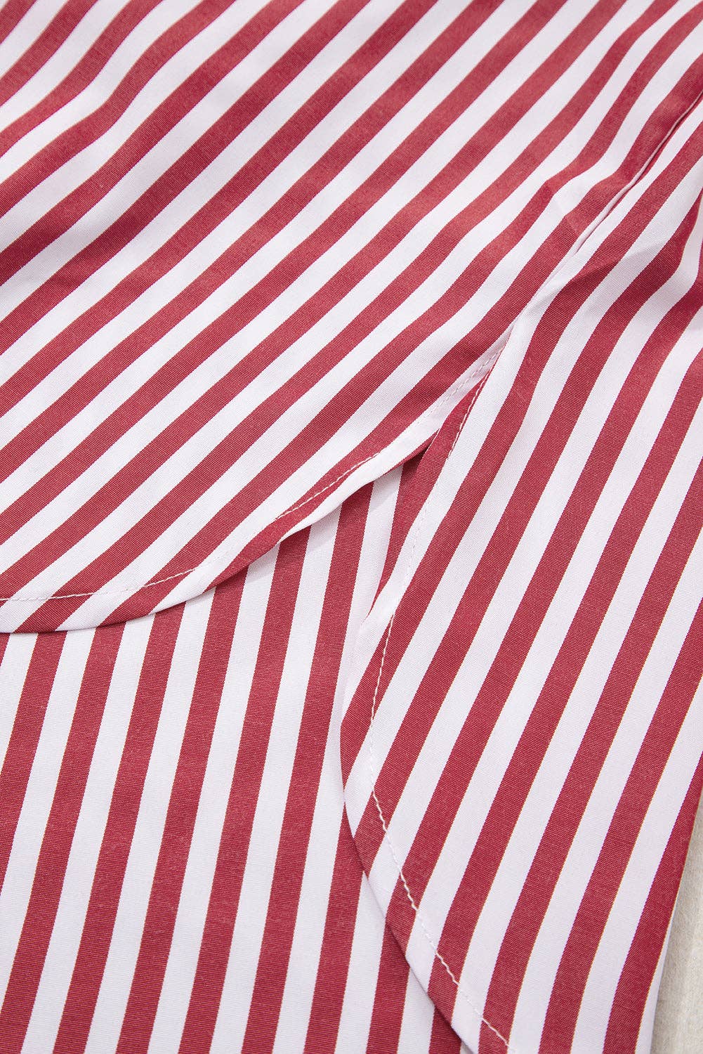 Stripe Rossa Camicia Larga con Tasche Applicate e Spacco Laterale a Righe Rosse in vendita all'ingrosso su Faire10