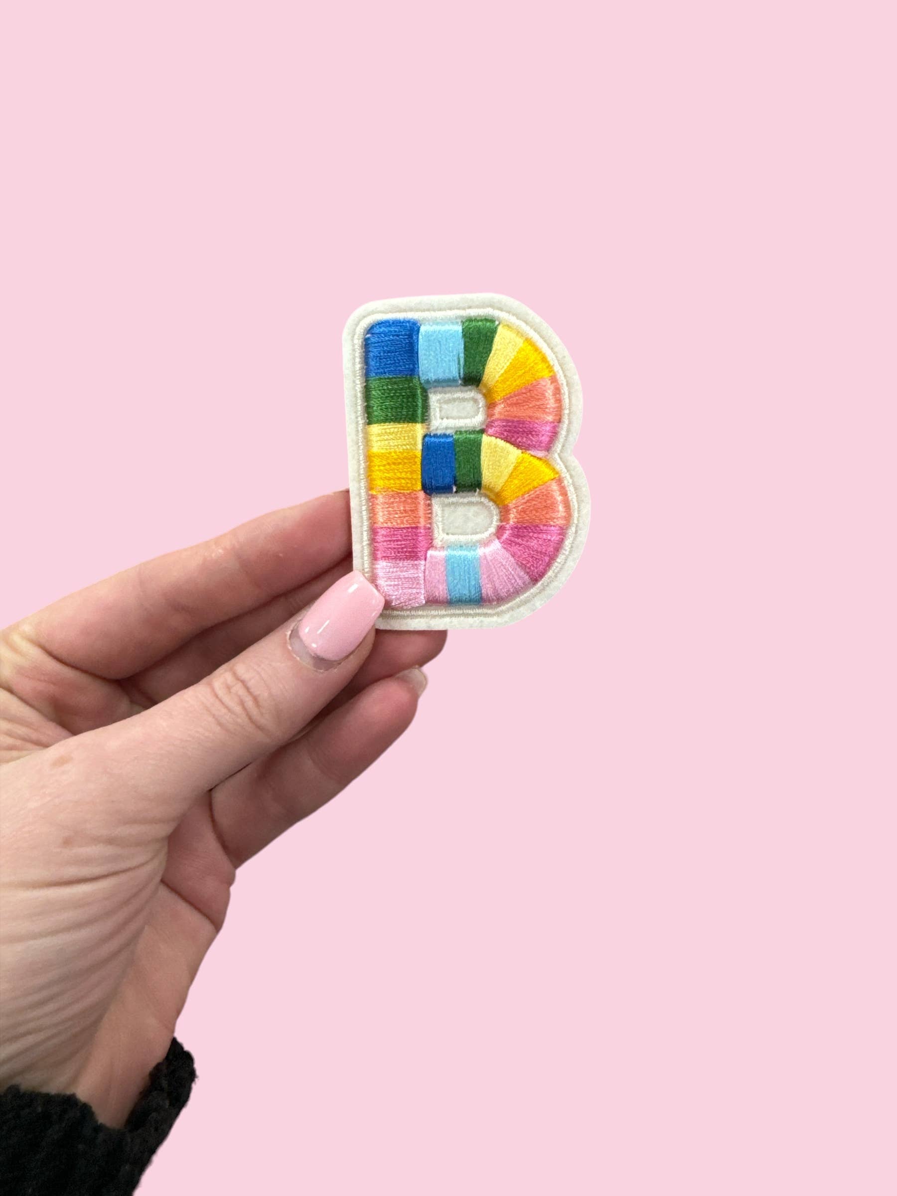 Camel Threads – Emblema por atacado – Alfabeto adesivo multicolorido 2,5" com 26 letras A-Z por pacote