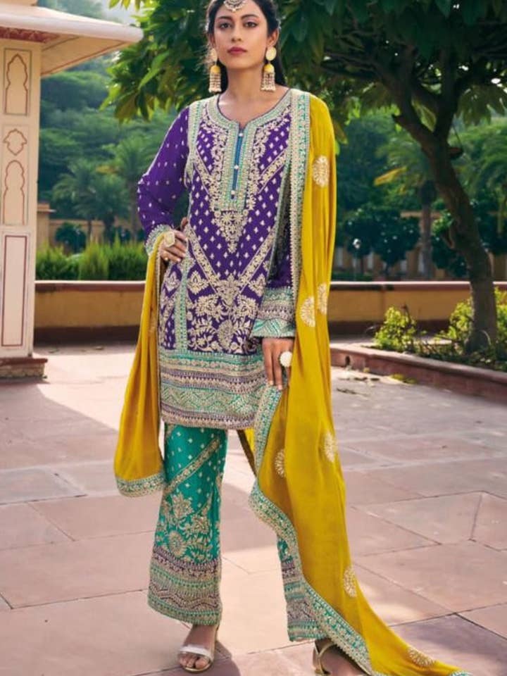 Kameez en soie de Chinon violette avec pantalon pour festivals et mariages indiens - Travail de broderie pour la vente par HATKE BRIDE