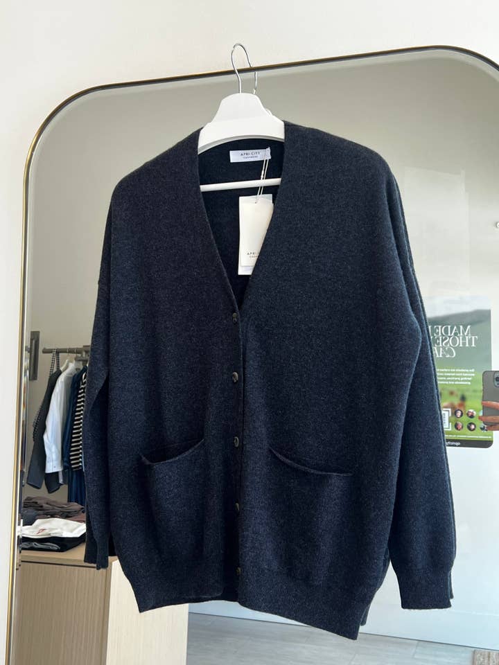 Apricity Cashmere - Wholesale Cardigan - Women's - Cashmere Loose Pocket Cardigan3
