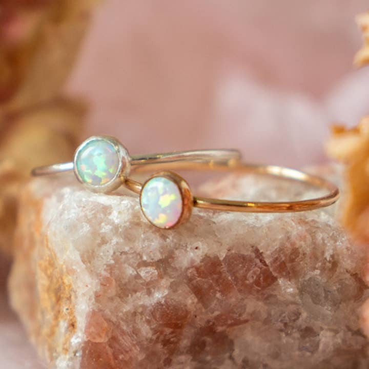 Bague pierre précieuse opale pour la vente par Emery and Opal