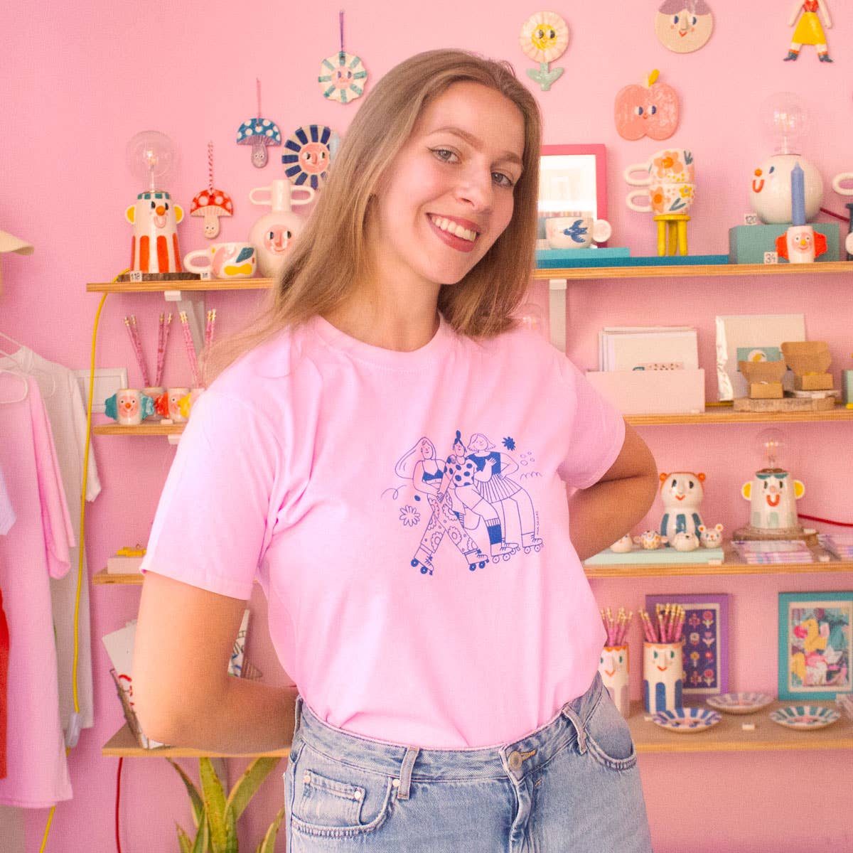 Ana Seixas - Vendita all'ingrosso Maglietta serigrafata - Donna - T-shirt rosa chiaro con stampa di ragazze su pattini a rotelle - Ana Seixas3