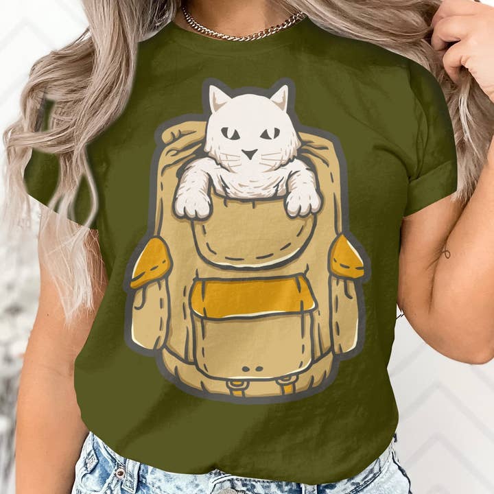T-shirt à motif « chat dans un sac à dos », t-shirt illustré « chaton dans un sac », haut décontracté et confortable pour les amoureux des chats pour la vente par Howlydog Studios