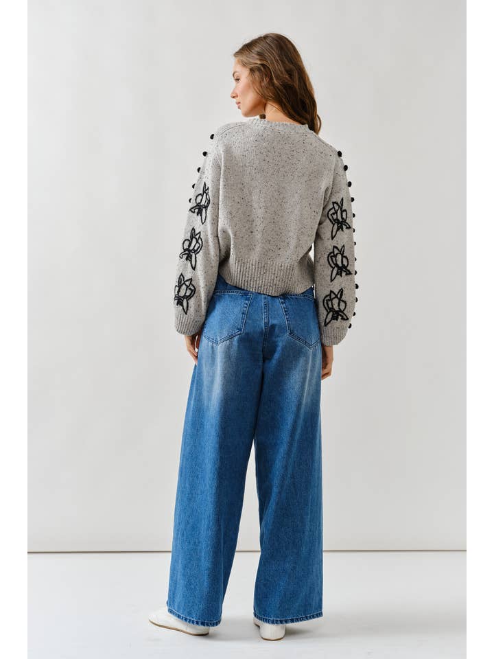 Aaron & Amber – Engroshandel Pullover - Dame – MAS3020 ÆRMET BRODERET SWEATER MED POMPOM8