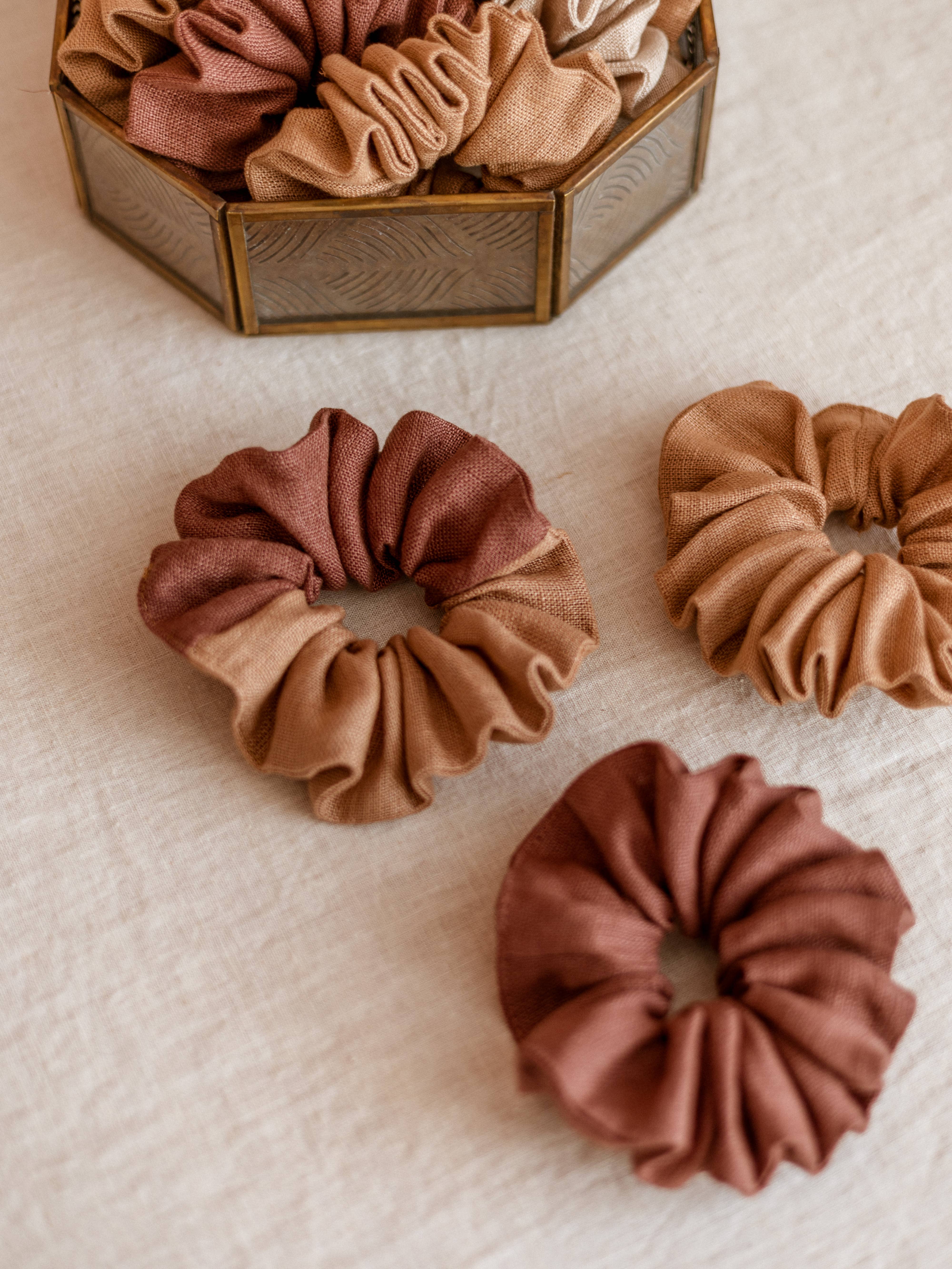 Evelina Apparel – Großhandel Haargummi – Damen – Breites Leinen-Haargummi/ Terrarossa-Maroon3