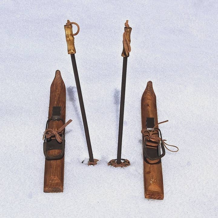 Par af træskier og skistave med håndlavede læderstropper for engroshandel hos LES SCULPTEURS DU LAC