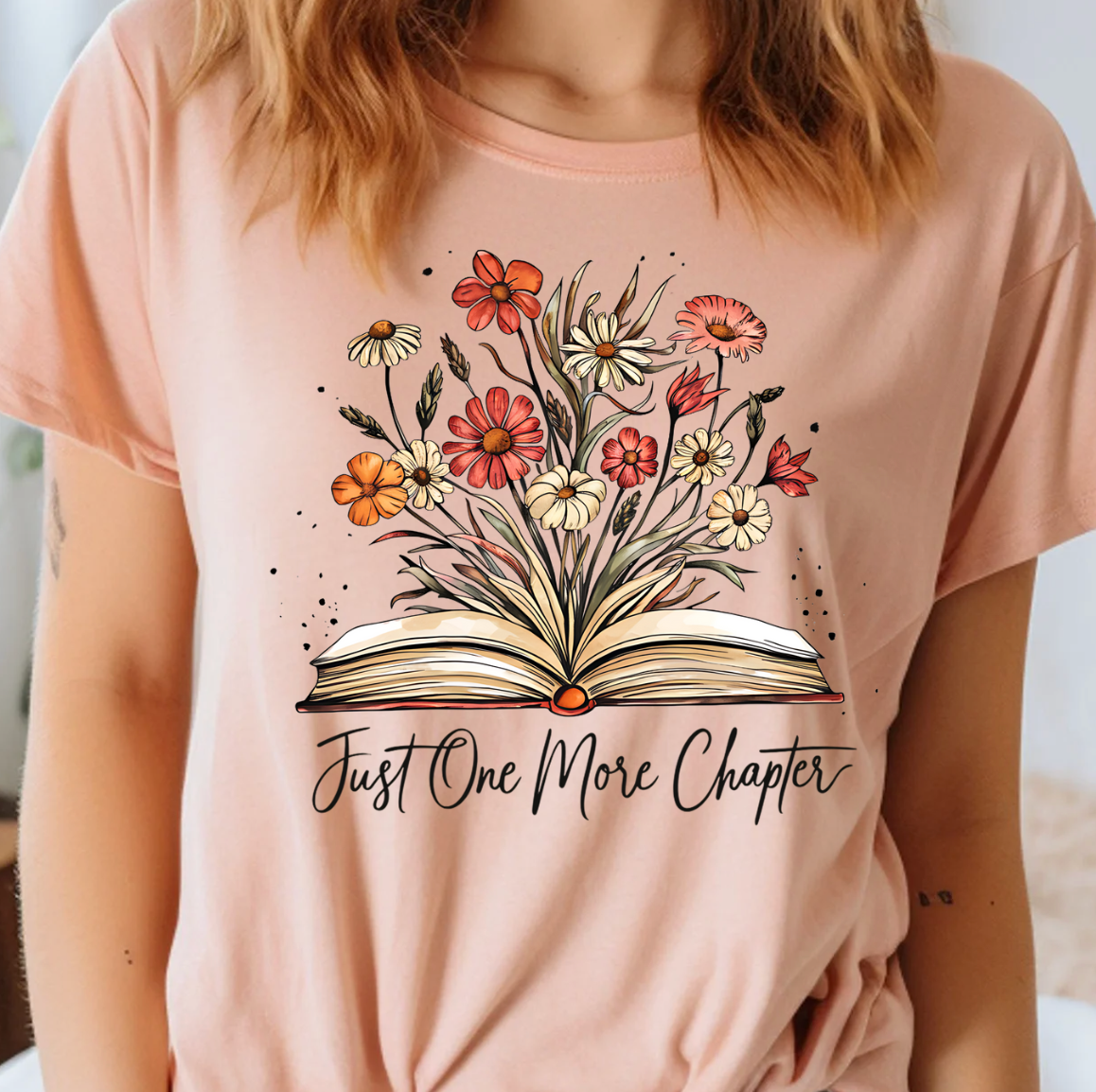 Kiki's Boutique – Engroshandel T-shirt med print - Dame – Just One More Chapter unisex T-shirt med rund hals2