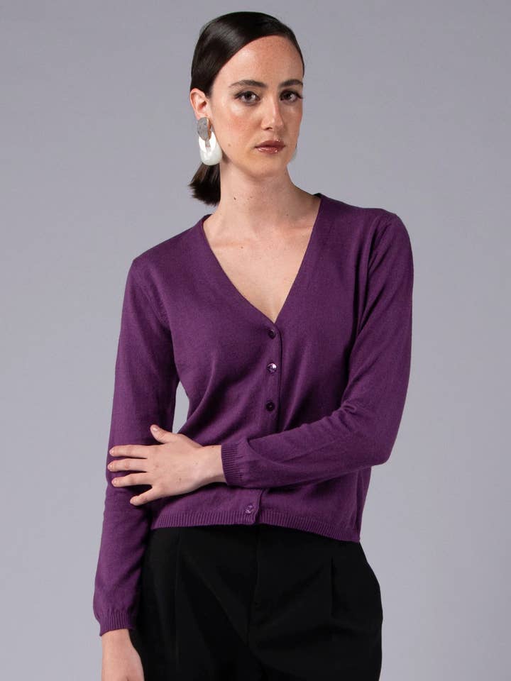 Veste à col en V en laine mérinos et coton biologique pour la vente par Achega Knitwear