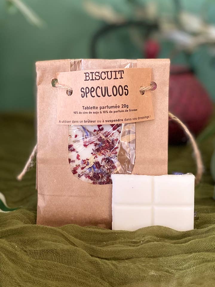 Breakable Speculoos Scented Fondant, Soy Wax and Petals for wholesale by Lilium Blanc
