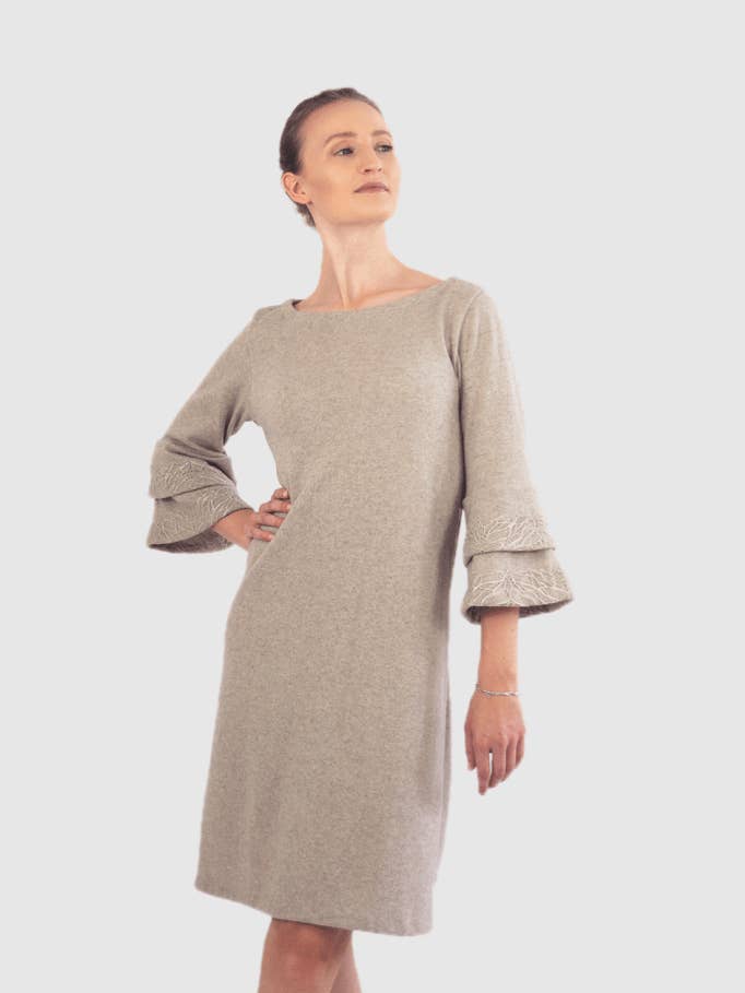 PLAY - Mini-jurk van fijn breisel met trompetmouwen voor wholesale door Lia & Saora GmbH