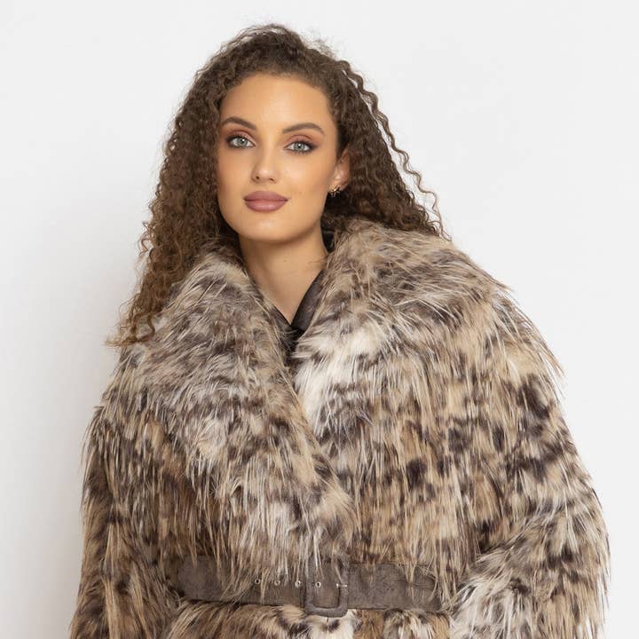 CAPPOTTO IN PELLICCIA SINTETICA OVERSIZE CON AMPIO COLLO A SCIALLE IN STAMPA SERVAL E CINTURA - ESSENTIALS per la vendita all'ingrosso da parte di Fashion Roots