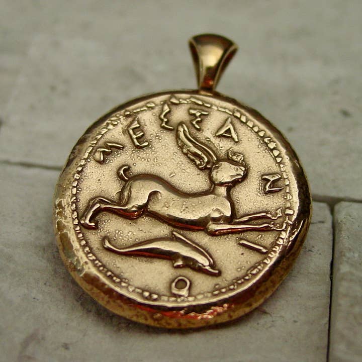 Pendentif pièce ancienne lièvre et dauphin pour la vente par Vis a Vis Jewelry