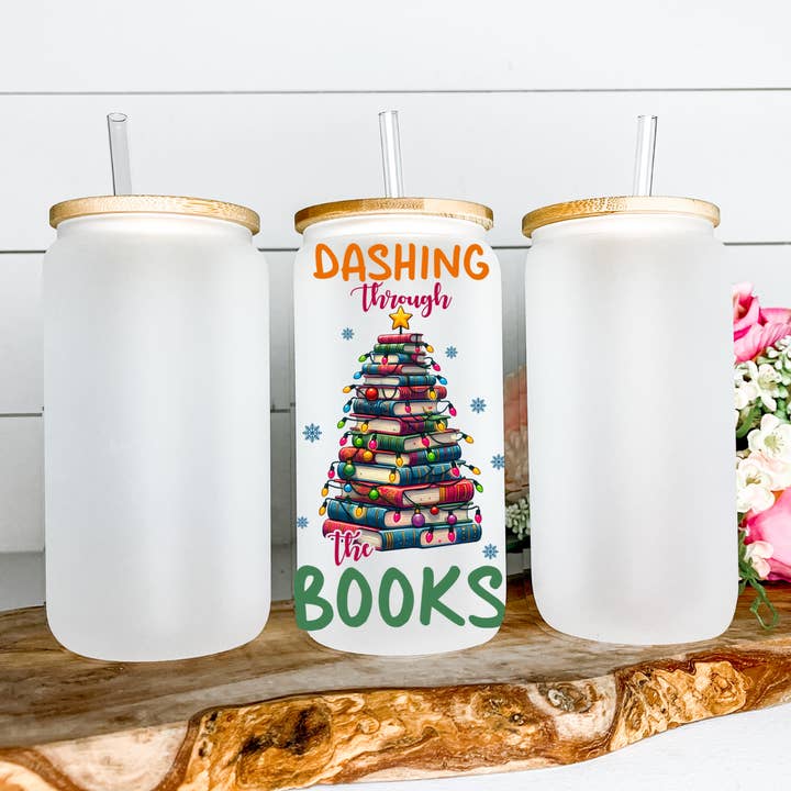 Dashing Through The Books Frosted Glass Cup voor Kerstmis voor wholesale door Lily's Craftory